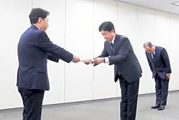 総務省、ＫＤＤＩ厳重注意　メール、パスワード漏えいで