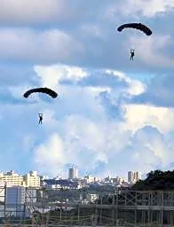 米軍嘉手納でまた降下訓練 再開後6回目、県中止要求