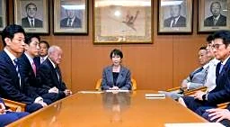 食品消費税、来年４月に１％　首相指示、初の引き下げ