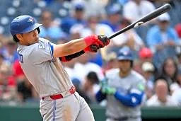 大リーグ村上、同点の２３号ソロ　大谷２安打１打点、岡本は３安打