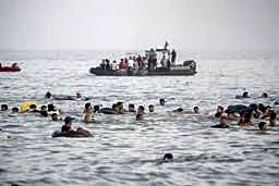 モロッコ移民数千人スペイン領に　国境フェンス突破、軍派遣を決定