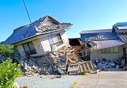 熊本・氷川「昼間作業できない」 猛暑の中、地震の片付けに汗流す