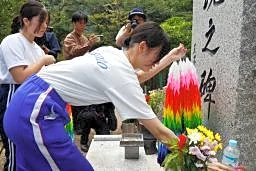 地元中高生、御巣鷹の尾根で追悼 群馬、日航機事故41年を前に