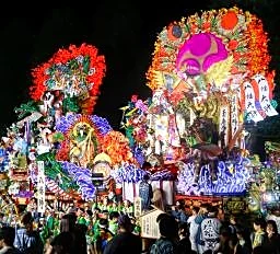 夏彩る八戸三社大祭開幕 青森、華麗な山車披露