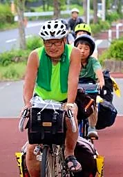 ８１歳、自転車千キロ旅に出発　小学生らと４９回目