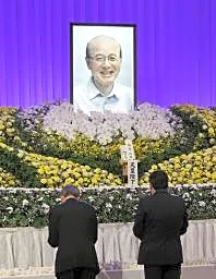 杉田元副長官お別れ会 歴代最長8年9カ月在職