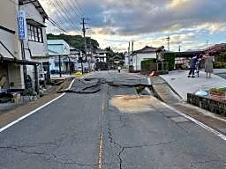直下通る断層ずれ、高速道損傷か 複数箇所で地表に確認、熊本地震