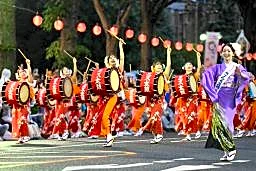 「盛岡さんさ踊り」華やかに開幕 笛の音合わせ舞う