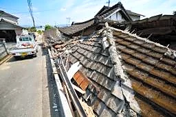 熊本地震、車中泊７０代死亡　熱中症疑い、初の関連死か