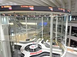東証、午前終値６万３２４０円　一時１６００円超安、利益確定で