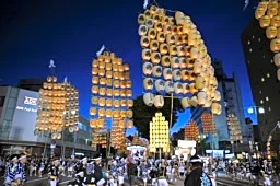 秋田、竿灯まつり開幕 黄金の稲穂、夏空照らす