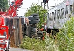 線路で列車とトラック衝突、横浜 乗客にけが人なし