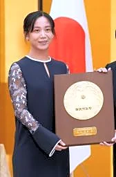 高木美帆さんに国民栄誉賞授与　スケート五輪メダル１０個
