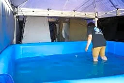 避難所の公立中学校に仮設浴場　プールの水を温めて活用、熊本