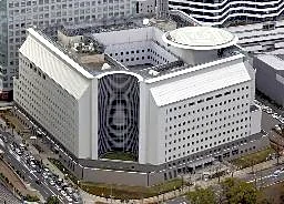 自宅近くの道路標識を切断疑い　「タイヤ痕がつくのが嫌だった」