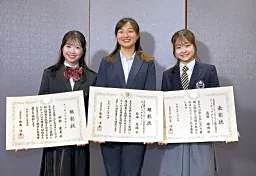 坂本花織さん「目標へまい進」 文科省スポーツ功労者表彰式