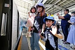 お盆休みの交通ラッシュ本格化 駅や空港混雑、熊本地震影響も