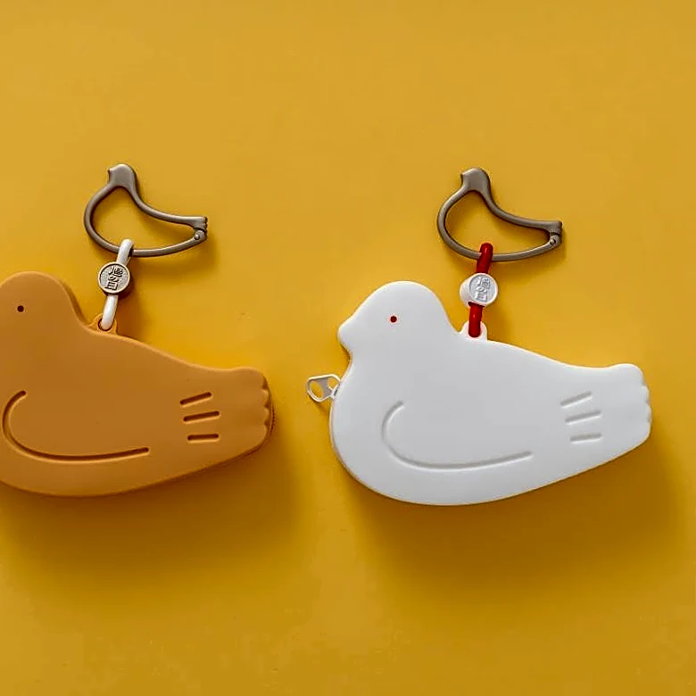 豊島屋「鳩サブレー」モチーフのシリコンポーチがかわいすぎる♡8月10日の"鳩の日"発売。