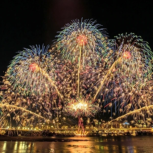 Top US Destinations Where Holiday Lights Turn Nights Into Magic