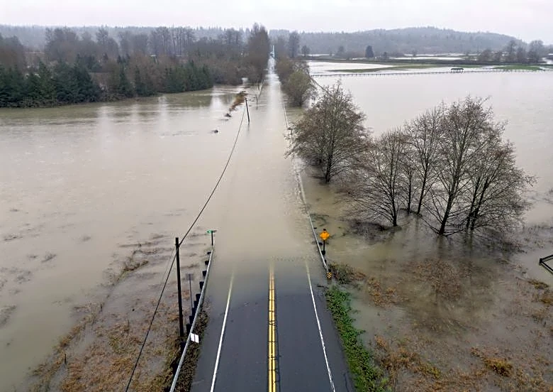 Washington Floods Worsen, Up to 100,000 Ordered to Evacuate