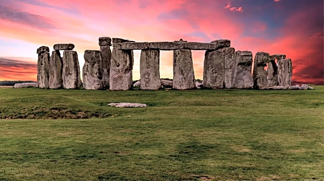 Thousands Welcome Winter Solstice Sunrise at Stonehenge