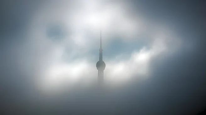 Fog Envelops Seattle's Space Needle, Affecting Visibility