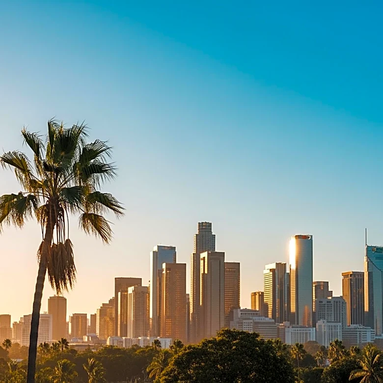 Los Angeles Experiences Unseasonably Warm Weather with Clear Skies