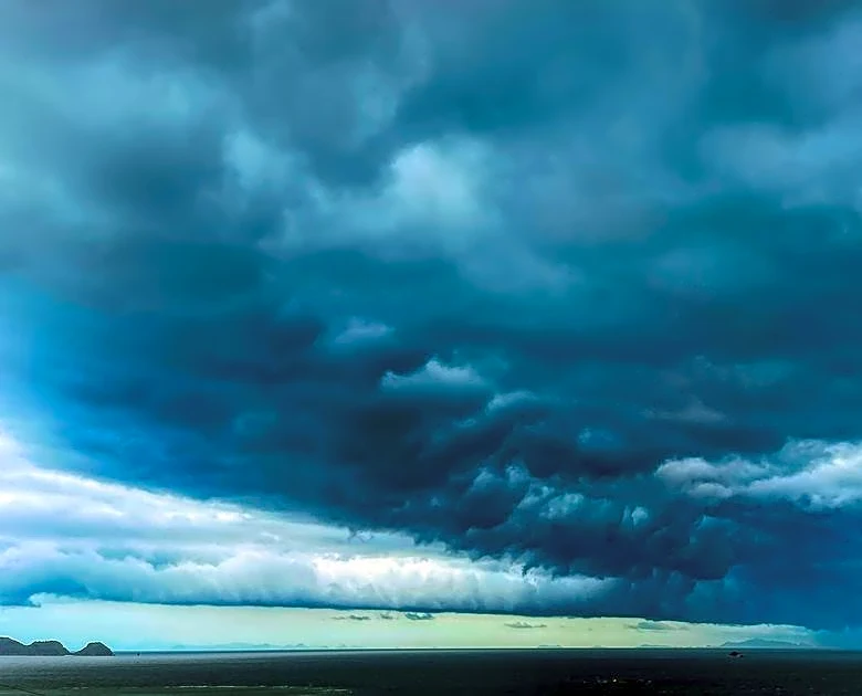 Tsunami-Like Cloud Stuns Beachgoers in Brazil