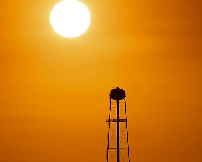 Summerlike Heat Sends East Coast Temps Near 100F