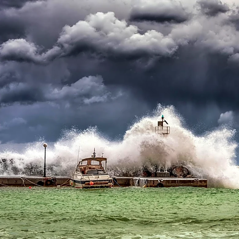 US Weather Forecasts at Risk Amid Budget Cuts and AI Challenges