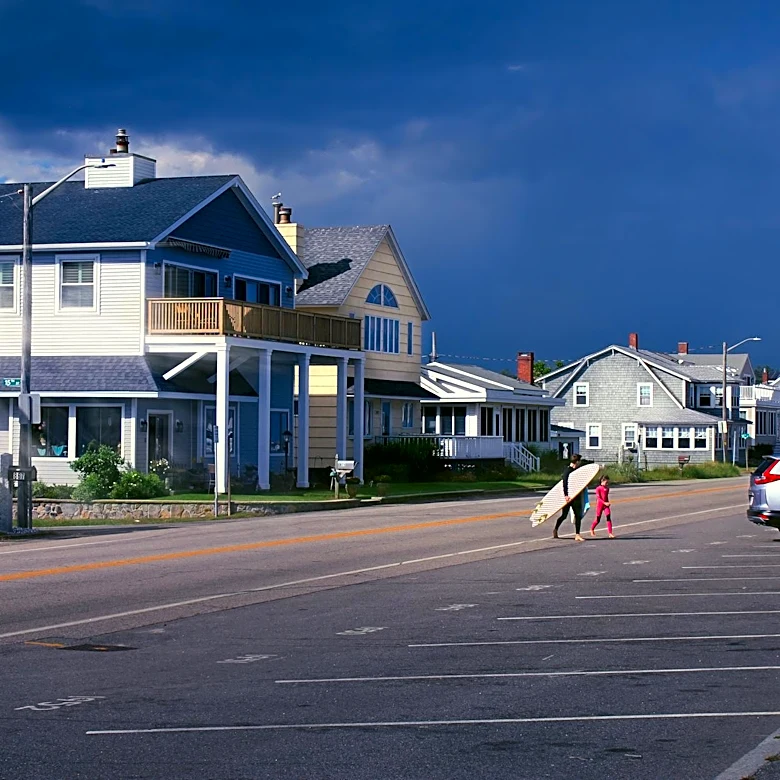 Rainy Weekend at Hampton Beach: Tourists Adapt with Umbrellas
