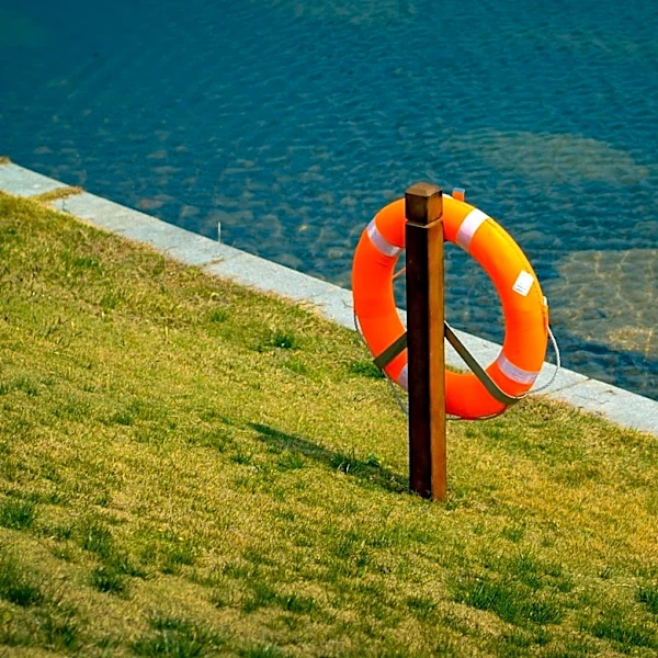 Swimsuit Colors and Water Safety: Visibility Insights for Parents