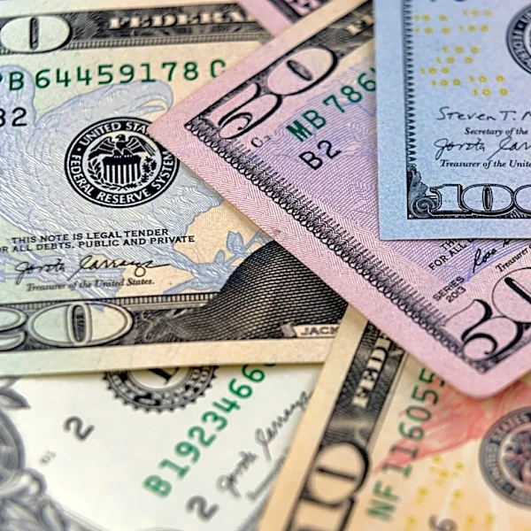 Gold Prices Drop as Dollar Strengthens on Fed Rate Hike Expectations
