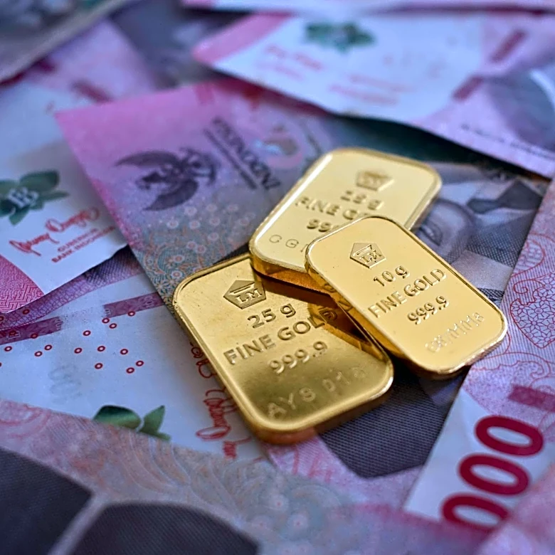 Gold Prices Hit Seven-Month Low Amid Fed Rate Hike Expectations