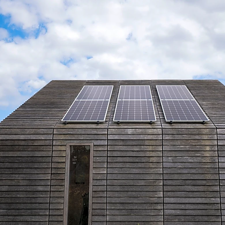 Self-Sufficient Desert Home Built with Solar Power and Rainwater Systems