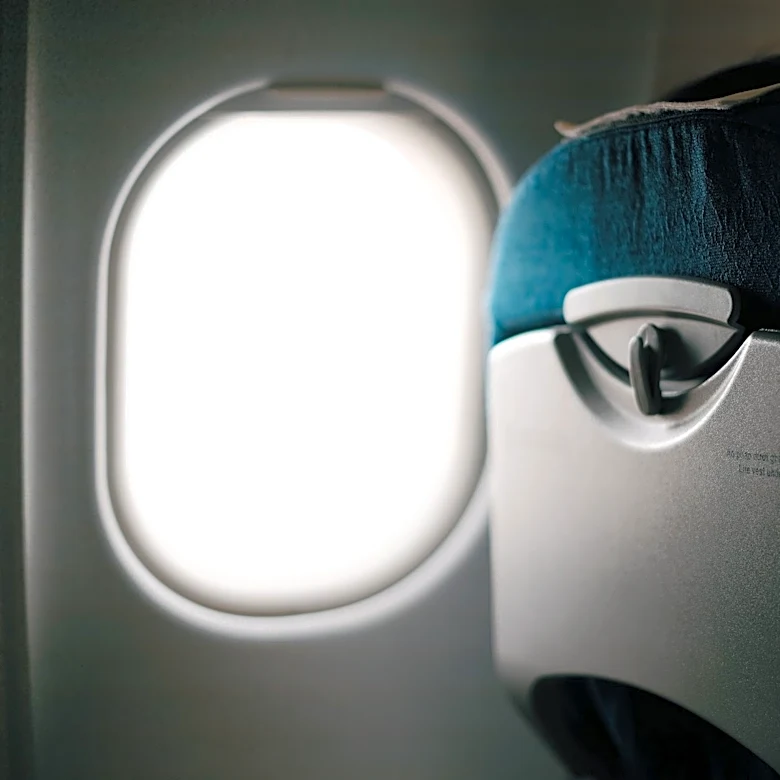 How to Stay Comfortable and Prepared on Long-Haul Flights