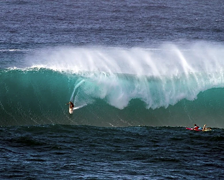 Hurricane Fausto Sends 15-Foot Waves Toward Hawaii