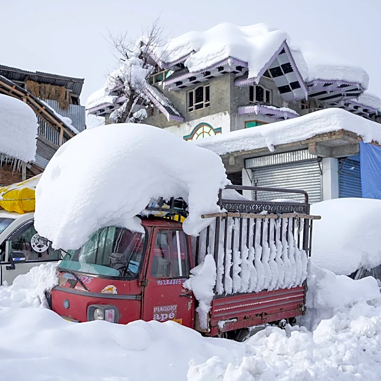 Farmers' Almanac Predicts Contrasting Winter Weather for 2026-2027