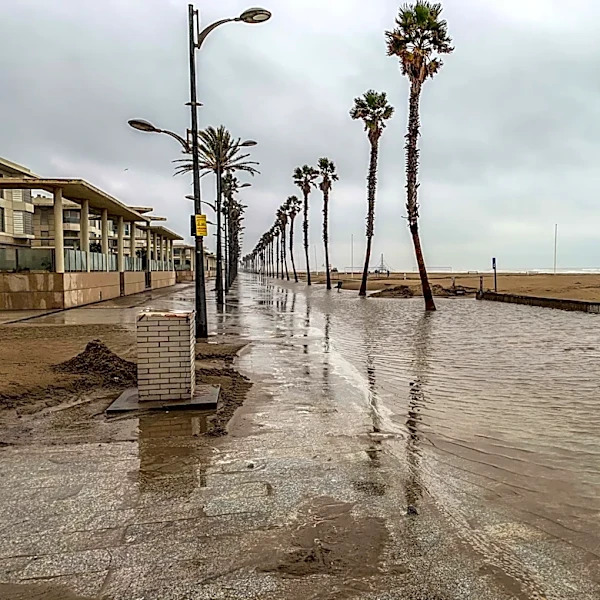 Experts Warn of Potentially Historic Super El Niño Event