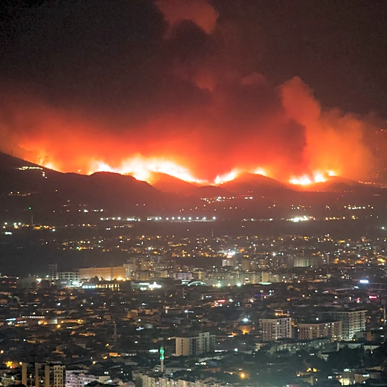 Washington Wildfires Force Mass Evacuations Amid Extreme Heat