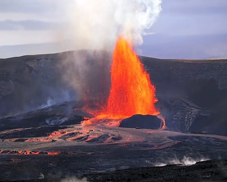 Kilauea’s 53rd Eruption Sends Smoke Soaring Into Sky