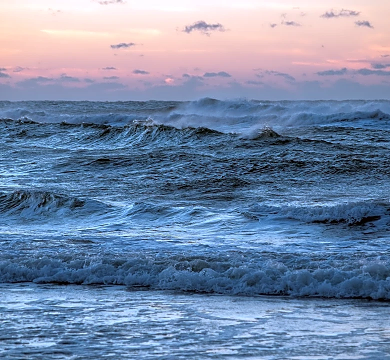 Calm Seas Expected Near Destin and Pensacola, FL with Slight Rain Chances