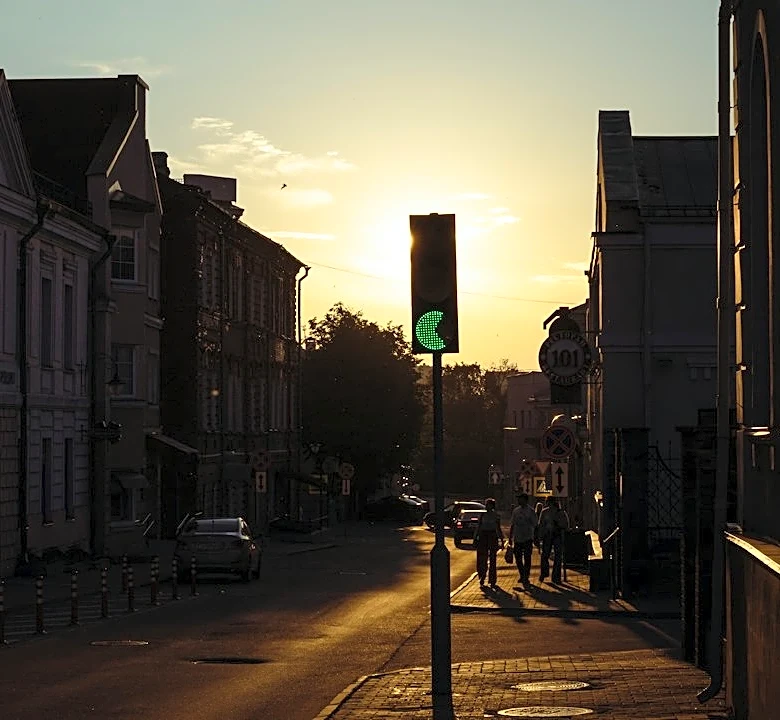 What Is the Equinox 'Henge' Effect and Why Does It Happen?