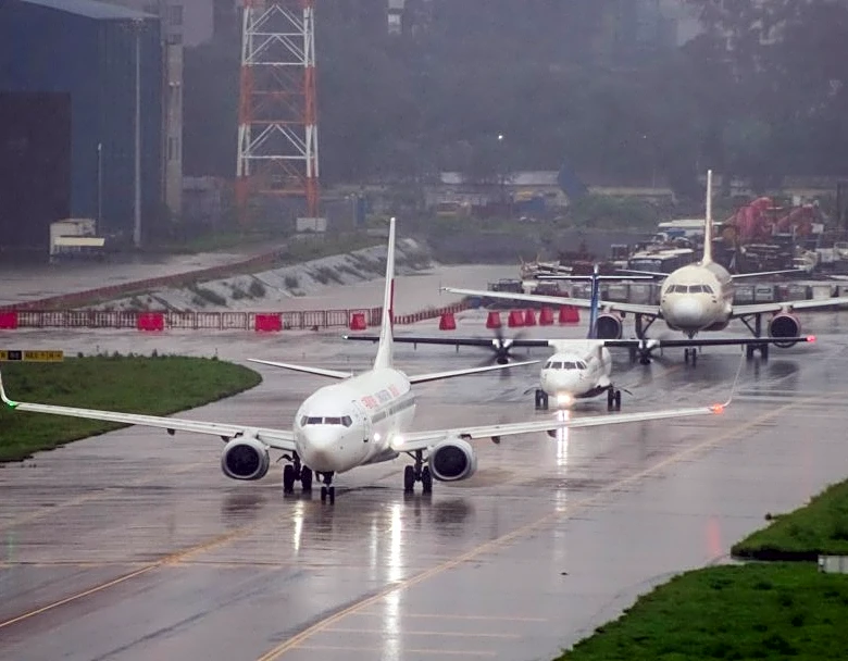 Heavy Rain Causes Austin Flight Delays, School Changes