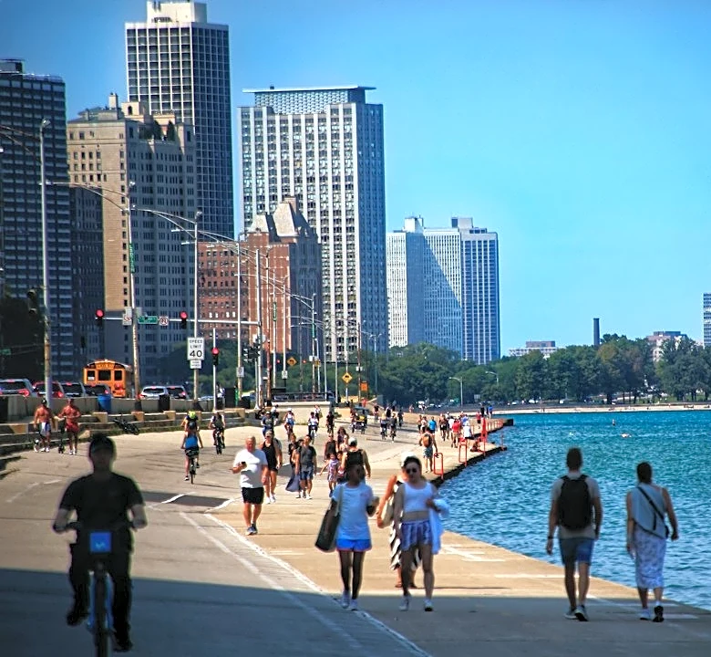 Record-Breaking Warmth Hits Chicago at 29°C