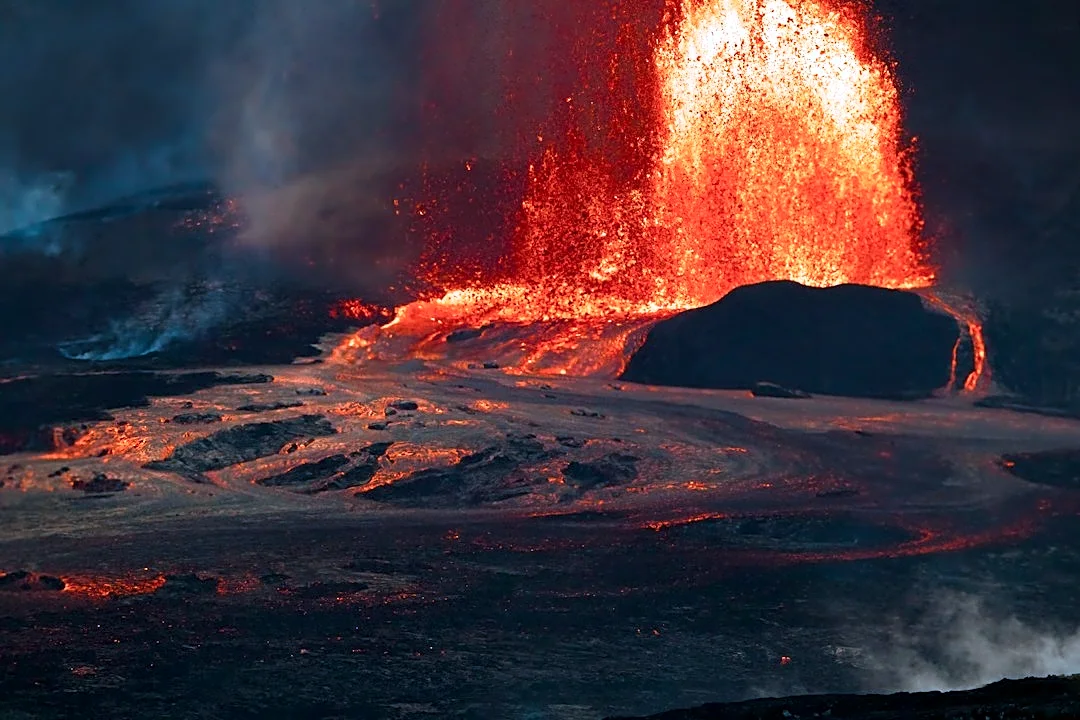 Kilauea Volcano Erupts, Lava Fountains Reach 720 Feet