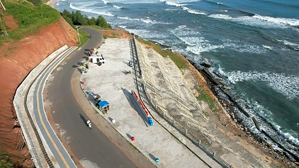 Large Crack Forces Partial Closure of Pacific Coast Highway Near Laguna Beach