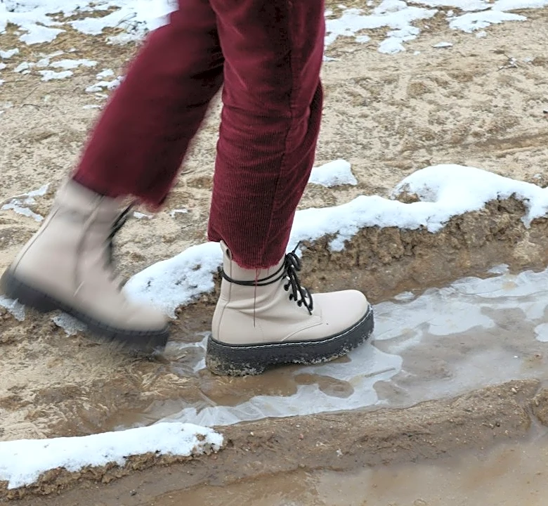 How to Choose the Best Winter Walking Shoes for Snow, Rain, and Ice