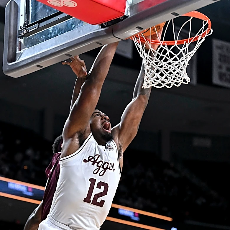 WATCH: Texas A&M freshman F impresses with one-handed dunk