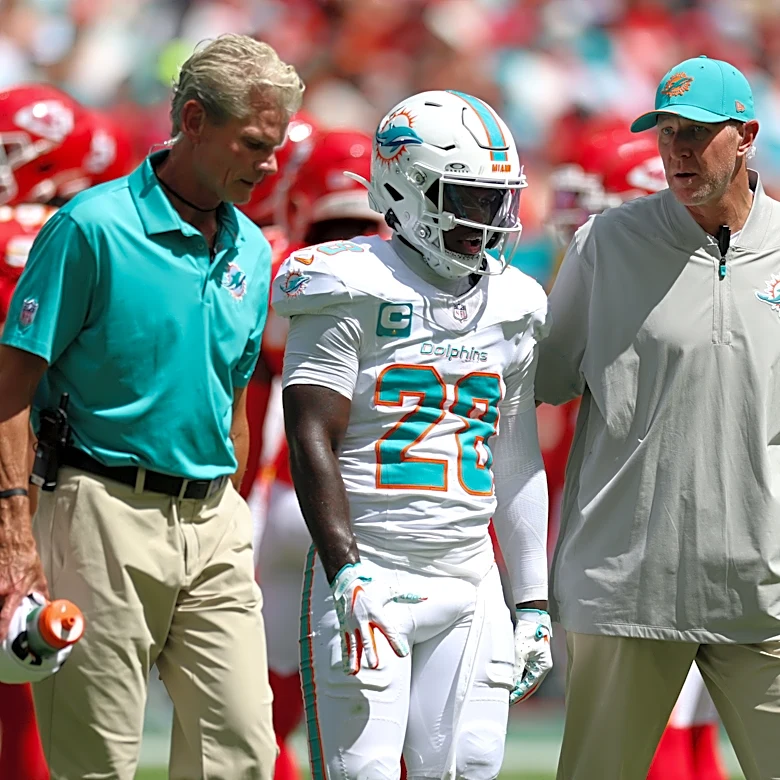 Former Texas A&M stars De’Von Achane, Mike Evans hurt in Week 3